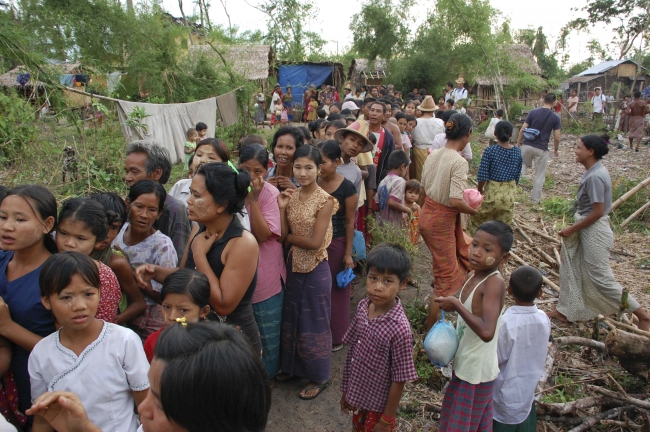 Nergis kasırgasından sonra yardım almak için sıraya giren Myanmarlılar. Fotoğraf: Reuters